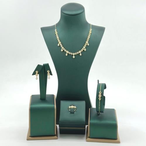 طقم ذهب بتصميم عصري و مميز ( 12.7 جرام - عيار 18 -...