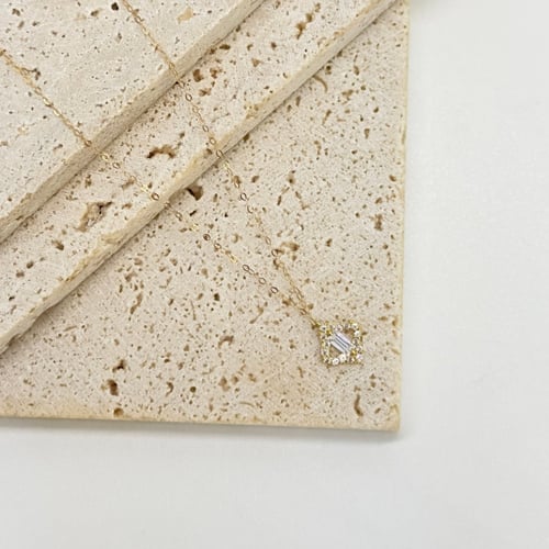 عقد ذهب ناعم على شكل وردة ( 0.4 جرام - عيار 18 - N...