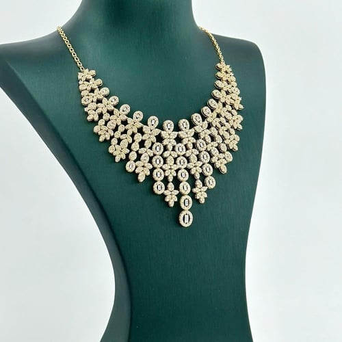 طقم ذهب عيار 18 مميز بقصات الباقييت ( 35.8 جرام -...