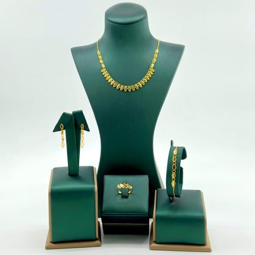 طقم ذهب طوق ناعم على شكل معينات ( 10.9 جرام - عيار...