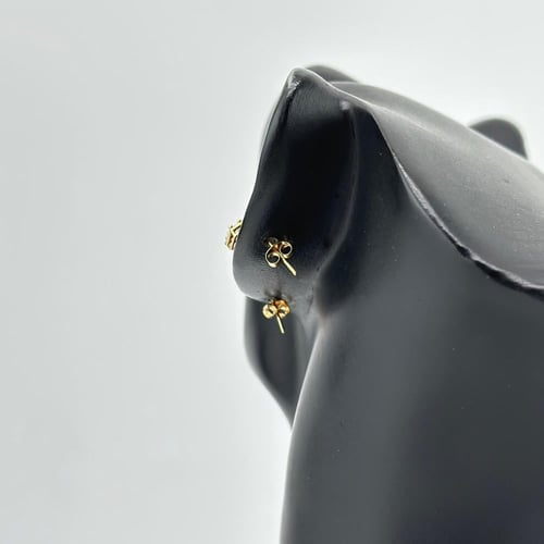 حلق ناعم على شكل معين تصميم ألماس ( 0.8 جرام - عيا...