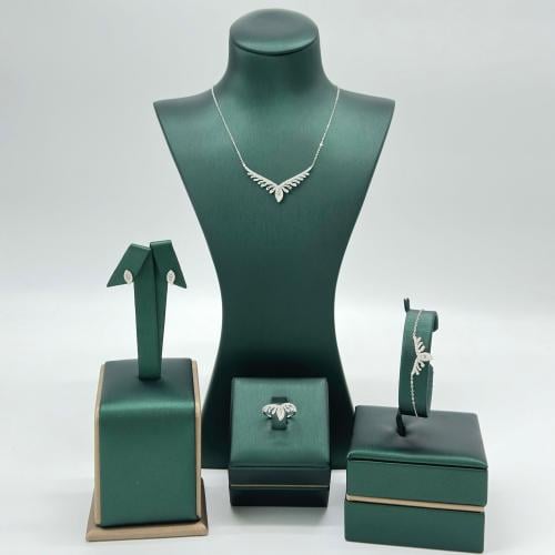 طقم بريق الانوثة ابيض تصميم الماس ( 5.4 جرام - عيا...