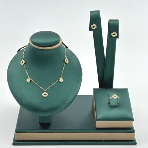 طقم اطفال - وردة بتصميم الماس ( 1.5 جرام - عيار 18...