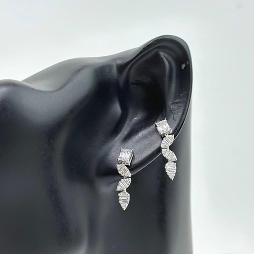 حلق ذهب ناعم بقصات الباقيت ( 2.4 جرام - عيار 18 -...