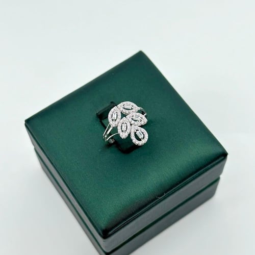 طقم ذهب ابيض مّطعم بالباقيت ( 24.8 جرام - عيار 18...