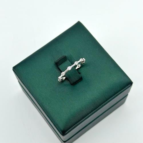 خاتم انيق مطعّم بفصوص الزريكون ( 1.2 جرام - عيار 1...