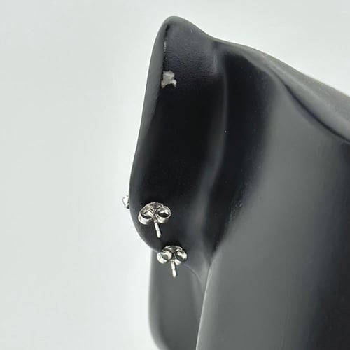 حلق ذهب ناعم بقصات الباقيت ( 1.2 جرام - عيار 18 -...