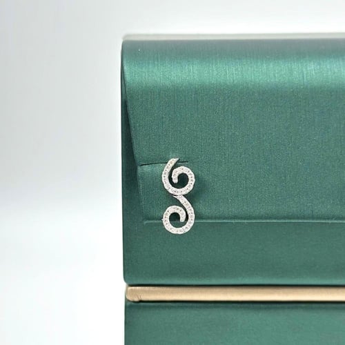 طقم ابيض تصميم الماس بزخارف انيقة ( 12.1 جرام - عي...