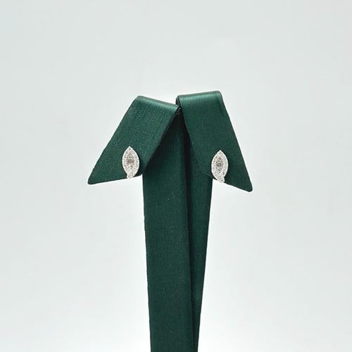 طقم بريق الانوثة ابيض تصميم الماس ( 5.4 جرام - عيا...