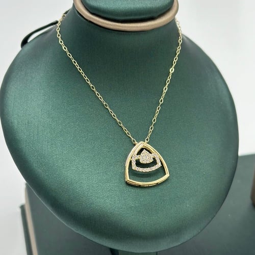 نصف طقم بتصميم عصري و مميز ( 4.7 جرام - عيار 18 -...