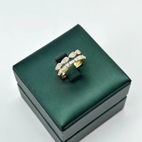 خاتم تصميم الماس بتطعيمات من قصات الباقييت ( 3.1 ج...