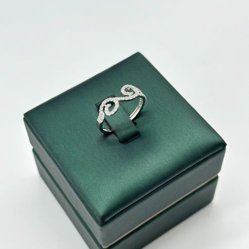 طقم ابيض تصميم الماس بزخارف انيقة ( 12.1 جرام - عي...