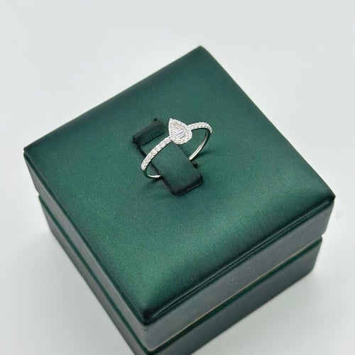 طقم دمعة مطعّم بقصّات الباقييت ( 8.3 جرام - عيار 1...