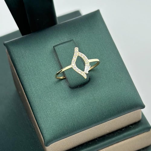 نصف طقم بتصميم أنيق و ناعم ( 2.9 جرام - عيار 18 -...