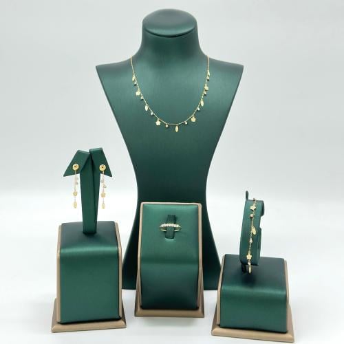 طقم تشوكر مميز بشكل الورود ( 3.7 جرام - عيار 18 -...