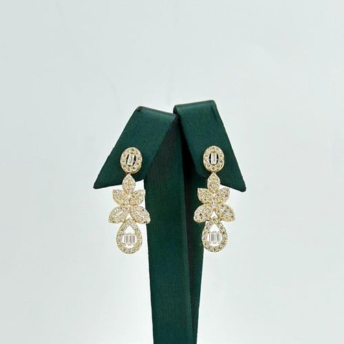 طقم ذهب عيار 18 مميز بقصات الباقييت ( 35.8 جرام -...