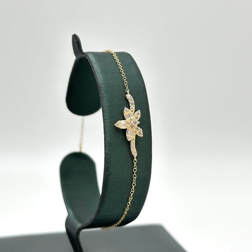 طقم تصميم الماس مّطعم بالسيغنتي ( 7.6 جرام - عيار...