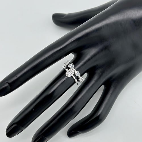 خاتم تصميم الماس مطعّم بقصات الباقييت (2.4 جرام -...