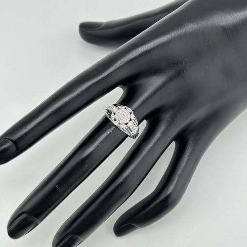 خاتم ابيض تصميم الماس مطعّم بقصات الباقييت ( 2.3 ج...