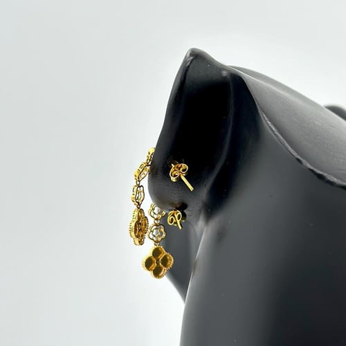 حلق ذهب بتصميم جميل وأنيق على شكل وردة ( 2.4 جرام...