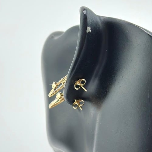 حلق ذهب ناعم بقصات الباقيت ( 1.8 جرام- عيار 18 - E...