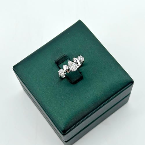 طقم ذهب ابيض مّطعم بالباقيت ( 14.9 جرام - عيار 18...