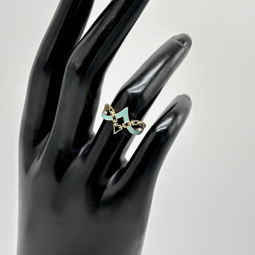 خاتم انيق مزيّن بالوان المينا ( 1.4 جرام - عيار 18...