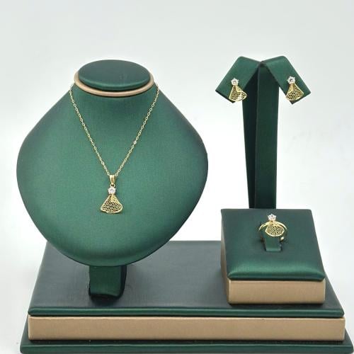 نصف طقم ذهب أطفال تصميم الماس ( 1.8 جرام - عيار 18...