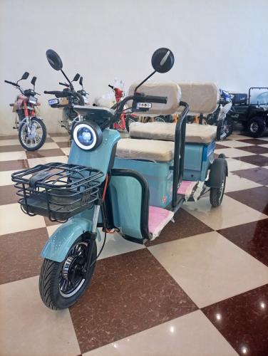 Three-wheel tuk-tuk scooter, medium size, 60 volts