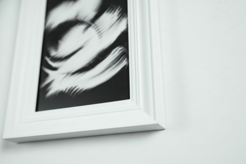 فريم Monochrome Motion بإطار أبيض كلاسيكي | لوحة ت...