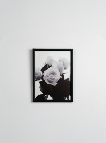 لوحة Monochrome Rose | فن زهري أبيض وأسود بإطار أس...