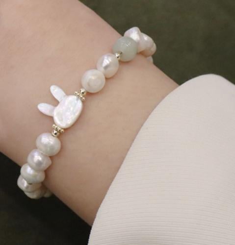 Bracelet with quartz beads in the shape of a rabbi...