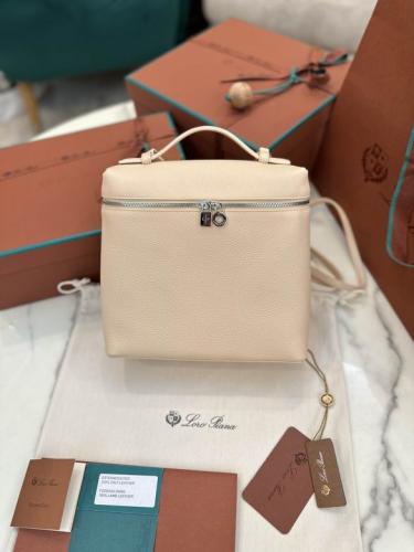 شنطة لورو بيانا