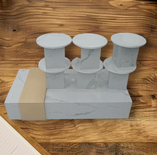 طاولة ارضي حزام ذهبي لون رصاصي بالخدمات