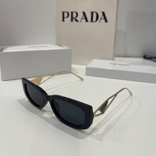 نظارات شمسية ماركة PRADA