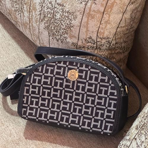 شنطة نسائية تومي- navy Toomy hilfiger