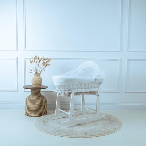 سلة موسى (خيزران ابيض) بقماش حبوب الرمان