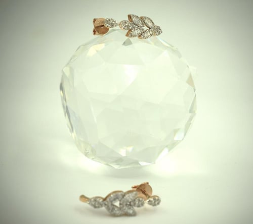 أقراط الألماس الوردي