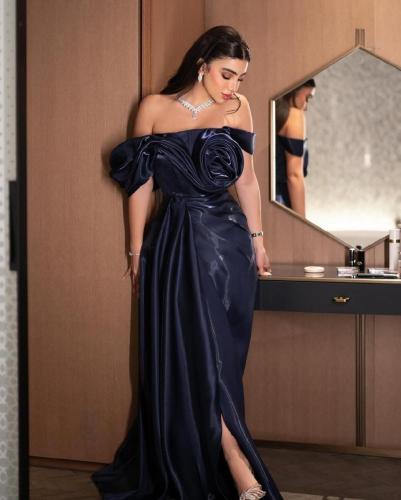 فستان كحلي لامع بتفاصيل ناعمة