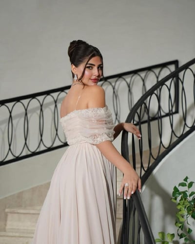 فستان شيفون للحوامل بتصميم أوف شولدر وتطريز أنيق