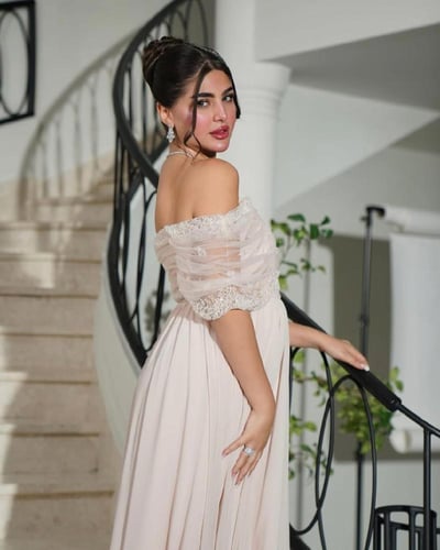 فستان شيفون للحوامل بتصميم أوف شولدر وتطريز أنيق