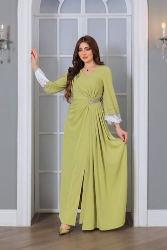 فستان طويل وأنيق يتميز بتصميم راقٍ وجذاب