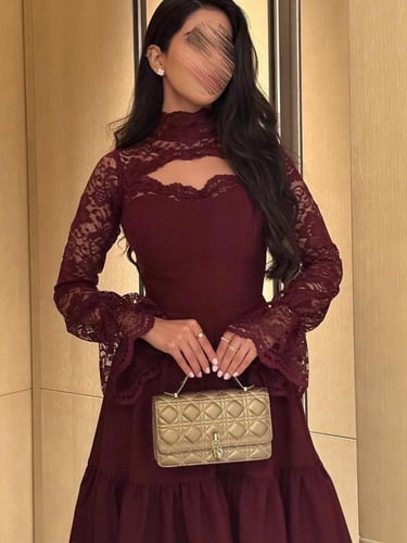 فستان ميد عودي من قماش الباربي والدانتيل الفاخر بأ...