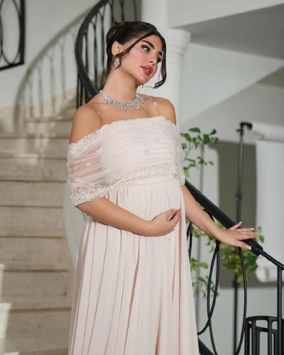 فستان شيفون للحوامل بتصميم أوف شولدر وتطريز أنيق