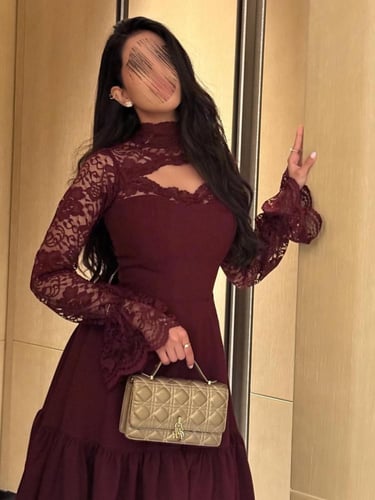 فستان ميد عودي من قماش الباربي والدانتيل الفاخر بأ...