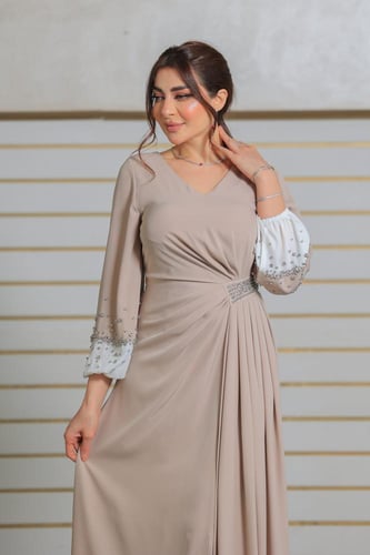 فستان طويل وأنيق يتميز بتصميم راقٍ وجذاب