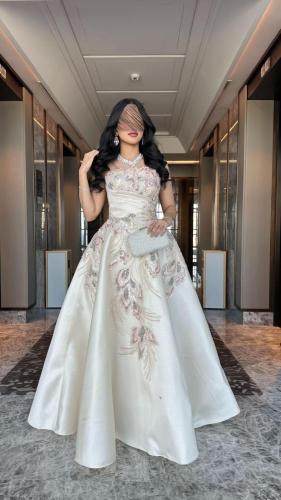 فستان ميكادو سكري بتصميم دبل كلوش لإطلالة ملكية