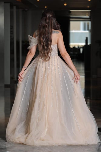 فستان سهره مرصع بالفصوص يأتي بكم منسدل وذيل طويل