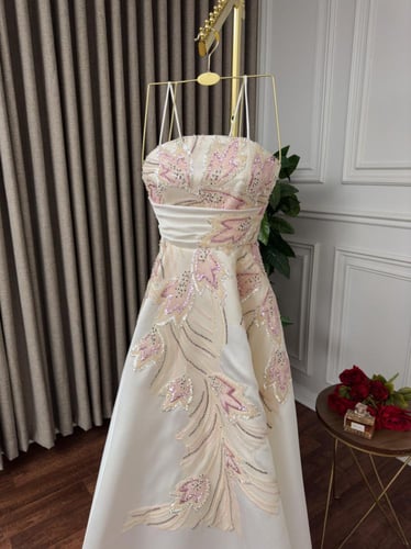 فستان ميكادو سكري بتصميم دبل كلوش لإطلالة ملكية