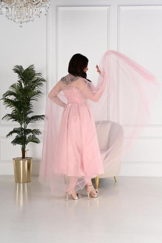 فستان سهرة قطعتين مزين بكرستال ولول على الصدر والط...